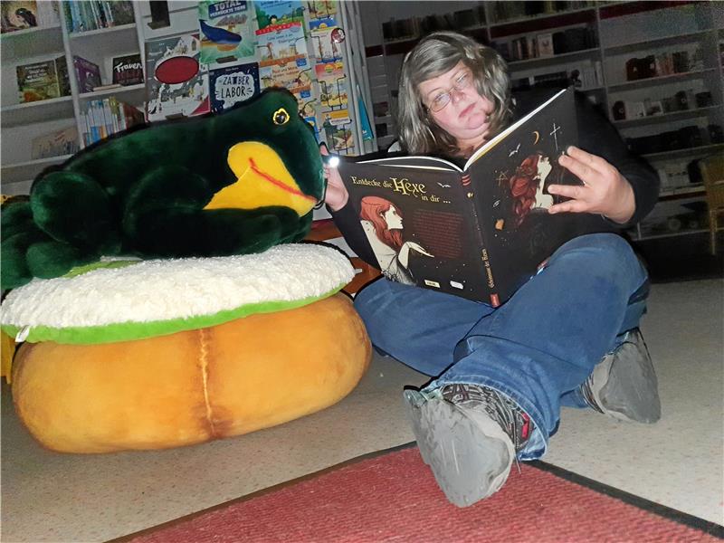 Über Nacht in der Buchhandlung: Von duftenden Seiten und träumenden Büchern Ob sich Bücherfrosch Kermit für Hexenbücher interessiert? Fotos: Sowa