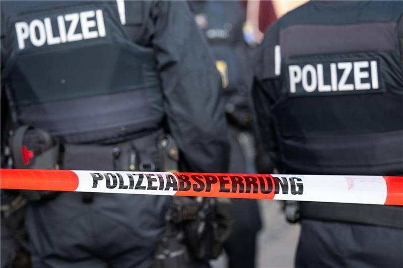 Ob sich die drei Männer kannten, dazu konnte die Polizei zunächst noch nichts sagen (Symbolfoto).