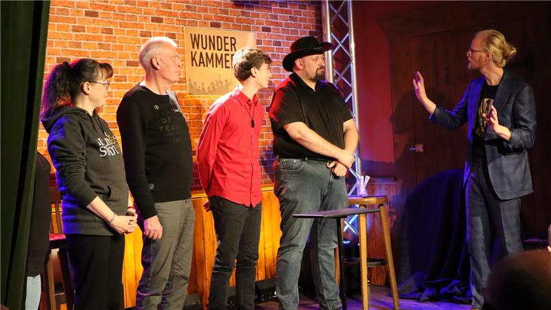 Zaubertheater und magische Momente im Harz Vier Gäste aus dem Publikum und der Zauberer stehen auf der Bühne.