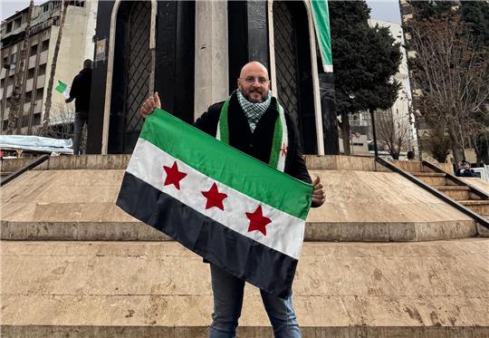Obaida Hulwani vor der Uhr von Homs.