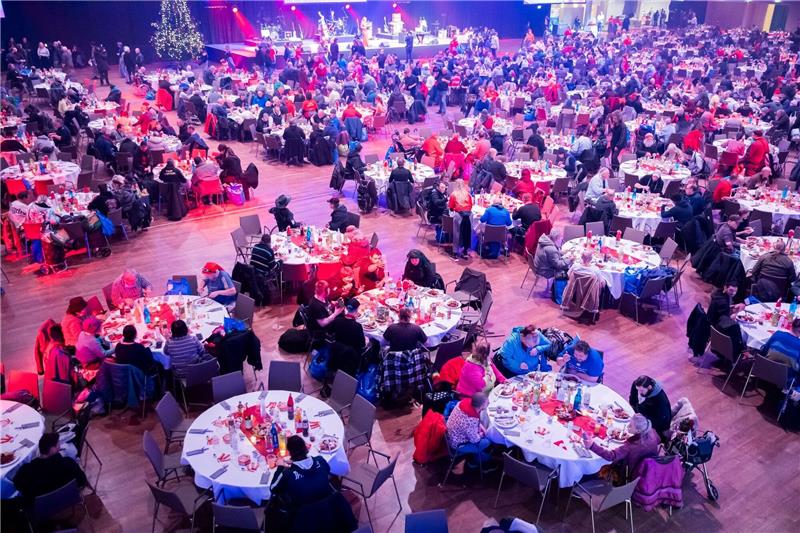 Gänsekeule für Berlins Obdachlose - nur ohne Frank Zander Obdachlose und Bedürftige bei der 29. Weihnachtsfeier für Obdachlose und Bedürftige des Sängers Frank Zander im Berliner Hotel Estrel.