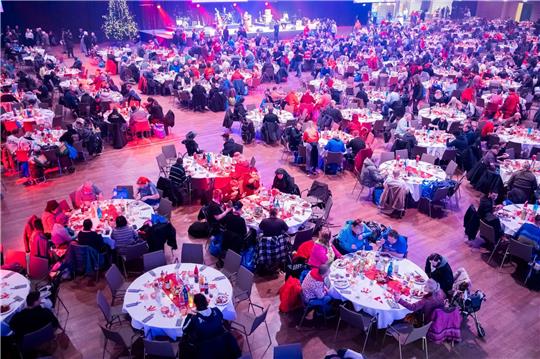 Obdachlose und Bedürftige bei der 29. Weihnachtsfeier für Obdachlose und Bedürftige des Sängers Frank Zander im Berliner Hotel Estrel.