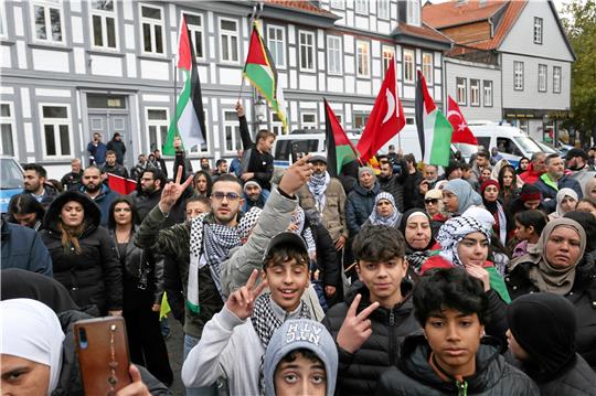 Oben: Rund 300 Demonstranten auf dem Jakobikirchhof. Fotos: Neuendorf