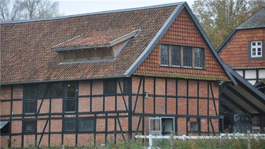 Oben eine moderne Wohnung mit Darre und hohen Fenstern, unten Boxen für die Pferde: Wer von außen schaut, ahnt eine solche Aufteilung des alten Stalls nur bedingt.