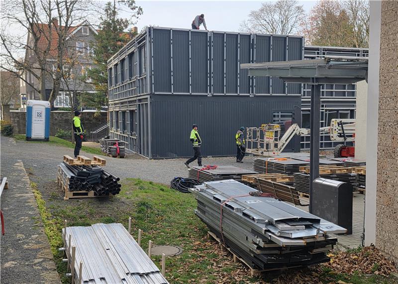 Ratsgymnasium Goslar: Container verschwinden, Umzug erst später Die abgebauten Teile liegen sortiert im Schulgarten.