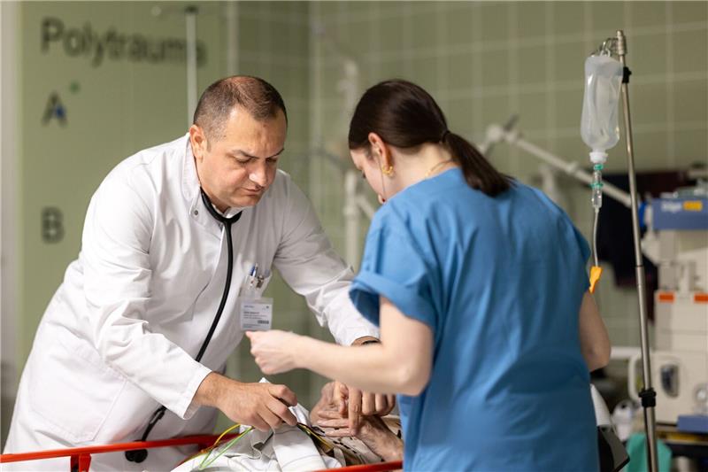 Migranten mit Stethoskop: Ausländischer Ärzte unverzichtbar Oberarzt Goran Jordanoski fühlt sich wohl im Krankenhaus Sondershausen in Thüringen.