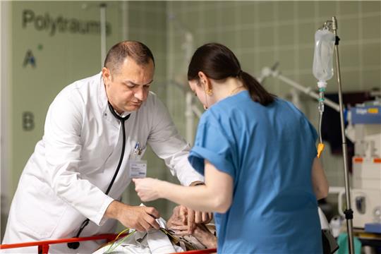 Oberarzt Goran Jordanoski fühlt sich wohl im Krankenhaus Sondershausen in Thüringen.