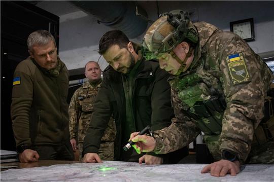 Oberbefehlshaber Olexander Syrskyj (r), den Selenskyj (m) Medienberichten zufolge nach Streitigkeiten mit dessen Vorgänger auf den Posten gesetzt hat, trägt die Umbesetzung seines Umfelds zumindest in der Öffentlichkeit voll mit.