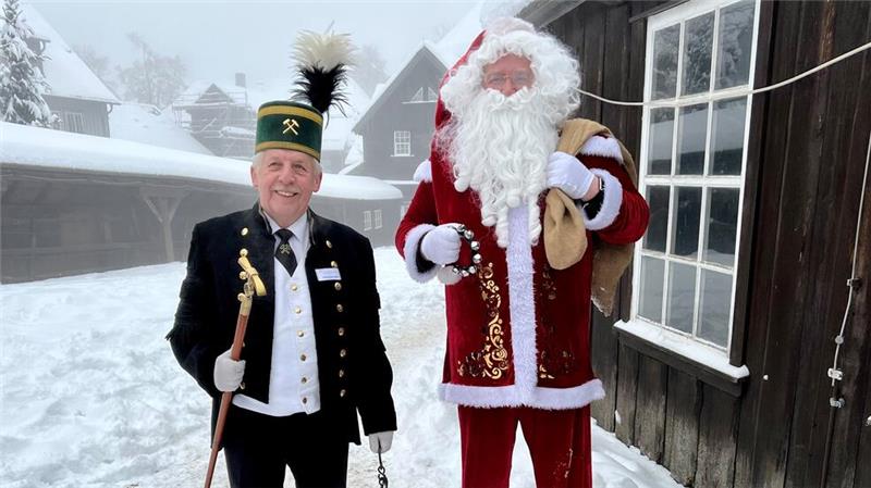 Weihnachtsschicht im Bergwerksmuseum geht in die dritte Runde Oberbergrat Albert und der Weihnachtsmann hoffen auf viele Gäste zur Weihnachtsschicht.