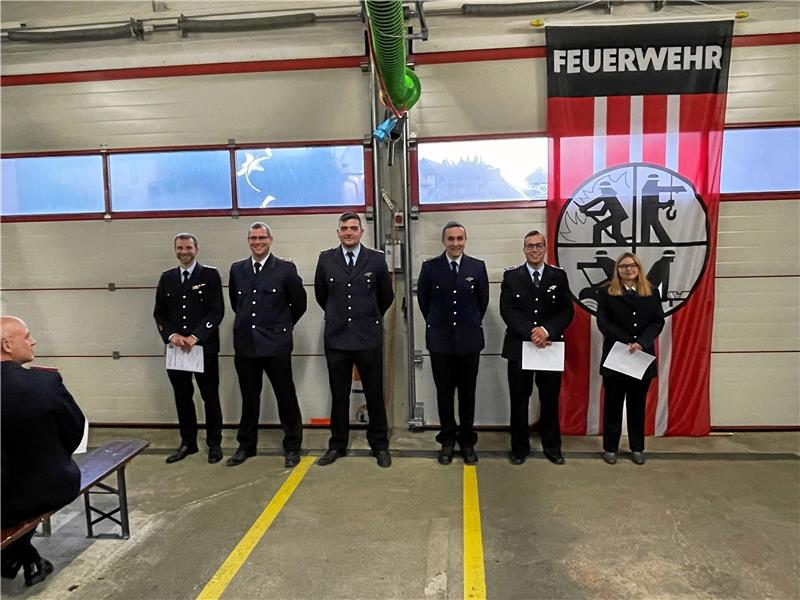 Oberbrandmeister Arne Niestroj (links) befördert und ernennt Mitglieder der Feuerwehr: Nils Matthias, Lukas Eberhardt, Fredrick Semder, Dominik Körner sowie Angelique Mette (v. li.). Foto: Privat