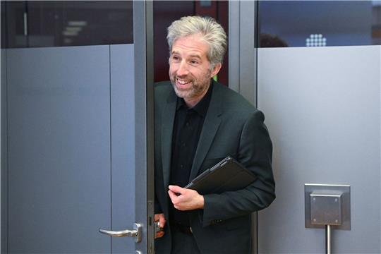 Oberbürgermeister Boris Palmer kommt zur Pressekonferenz im Tübinger Landratsamt.