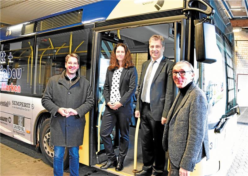 Oberbürgermeister Dr. Oliver Junk, Stadtbus-Geschäftsführerin Anne Sagner, ihr Vorgänger Peter Gaschler und Stadtwerke-Betriebsleiter Dirk Becker (v. li.) beim Bus-Check am Depot an der Stapelner Straße.  Fotos: Roß