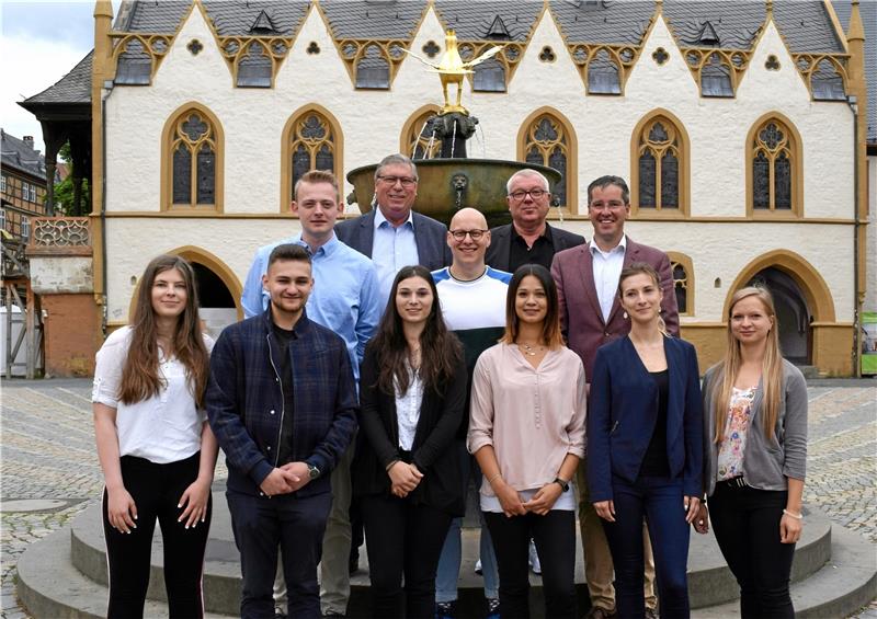 Stadt hat sechs neue Auszubildende Oberbürgermeister Dr. Oliver Junk (hinten von re.), Oliver Kasties, Fachbereichsleiter Zentrale Dienste, und Erster Stadtrat Burkhard Siebert freuen sich mit Ausbildungsleiterin Natalie Bonsack (1. Reihe von re.) und der Jugend- und Auszubildendenvertreterin Elisa-Marei Pietrzynski über die sechs neuen Auszubildenden.  Foto: Stadt Goslar