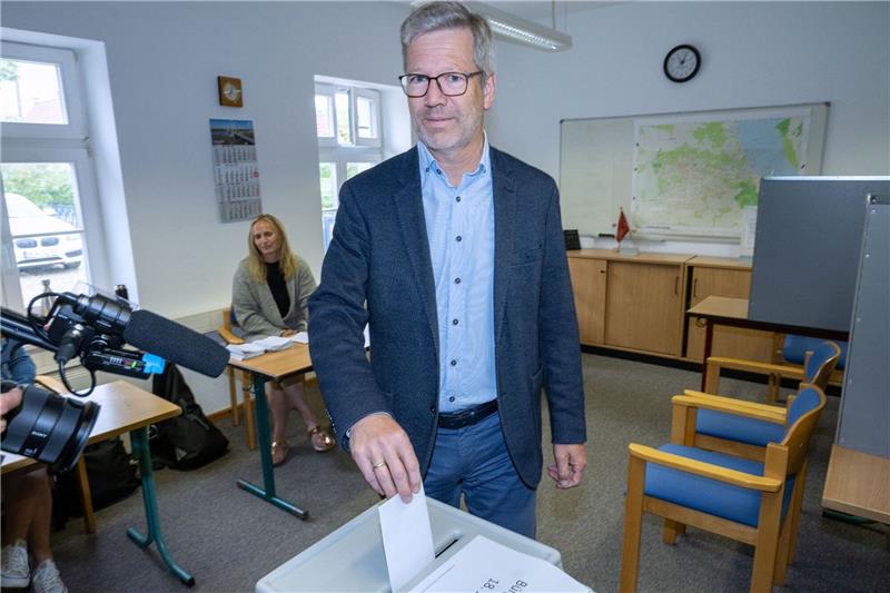 Oberbürgermeister Stefan Fassbinder stimmt beim Bürgerentscheid über die Containerunterkünfte in Greifswald ab.