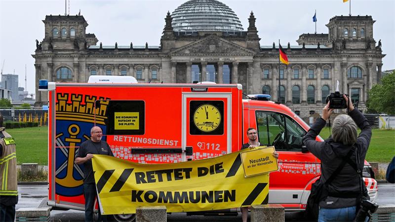 Oberbürgermeister und Kämmerer fuhren in einer Fahrzeugkolonne aus Feuerwehrautos und Rettungswagen nach Berlin. 