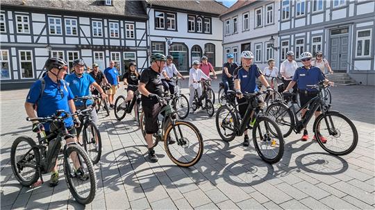 Oberbürgermeisterin Urte Schwerdtner (2. Reihe, 6. v. re.), war beim Auftakt des Stadtradelns 2024 dabei. Eskortiert von Landrat Dr. Alexander Saipa (links von ihr) und dem Seesener Bürgermeister Erik Homann ging es durch die Goslarer Innenstadt.