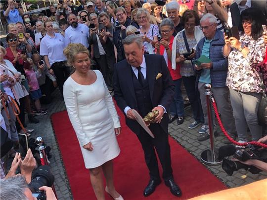 Oberbürgermeisterin Urte Schwerdtner empfängt Schlagerstar Roland Kaiser auf dem Roten Teppich. Foto: Kleine