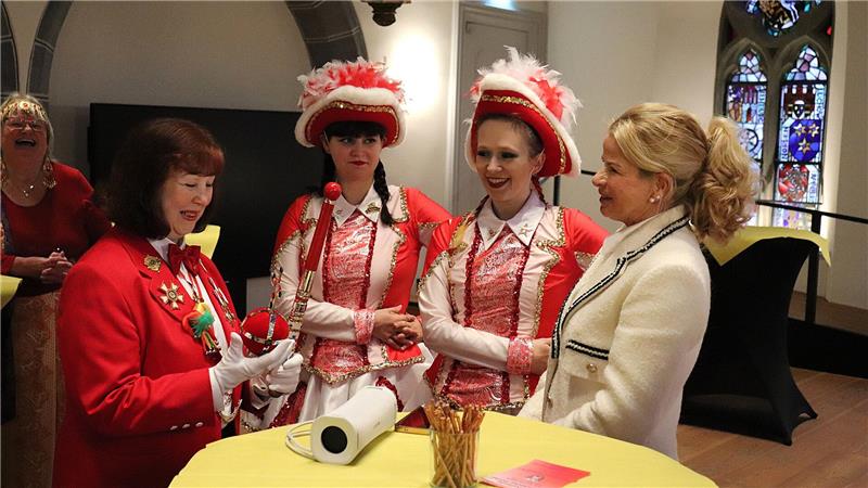 Oberbürgermeisterin Urte Schwerdtner hat die Insignien der Macht, Reichsapfel und Zepter, bereitwillig an Ilona Bake übergeben, Mitglied im Elferrat der der GKG.