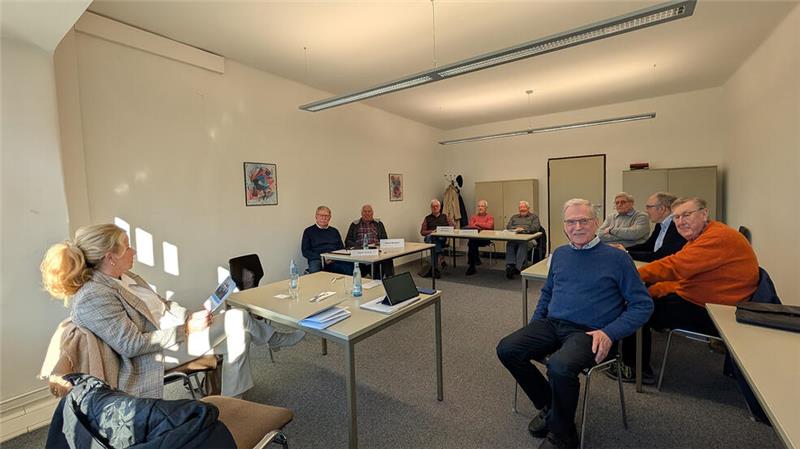 Erfahrungen machen den großen Unterschied Oberbürgermeisterin Urte Schwerdtner (l.) wurde kürzlich die Arbeit der Wirtschaftssenioren Harz vorgestellt. Dabei berichtete der Vorsitzende Wolfgang Jennewein (vorne, r.) über die vielfältige Unterstützung, die sein Team bietet.