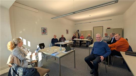Oberbürgermeisterin Urte Schwerdtner (l.) wurde kürzlich die Arbeit der Wirtschaftssenioren Harz vorgestellt. Dabei berichtete der Vorsitzende Wolfgang Jennewein (vorne, r.) über die vielfältige Unterstützung, die sein Team bietet.