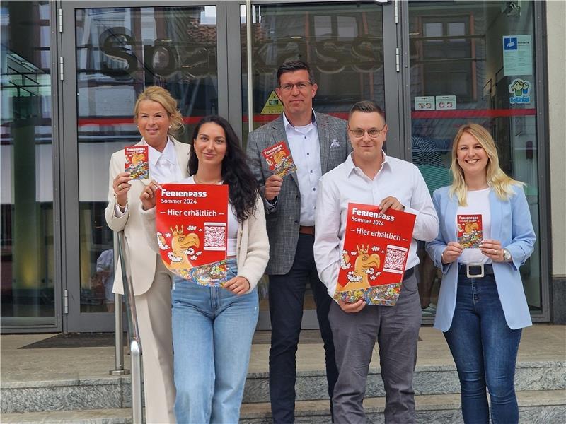 Goslarer Ferienpass 2024 verspricht abwechslungsreichen Sommer Oberbürgermeisterin Urte Schwerdtner (links), Camilla Dal Pos (2. v. l.) und Jannick Voß (2. v. r.) von der Stadtjugendpflege, Sparkassen-Regionaldirektor Jens Müller (Mitte) und Mara-Lena Macke vom Fachdienst Bildung und Soziales (rechts) präsentieren den Ferienpass 2024. Foto: Schlimme