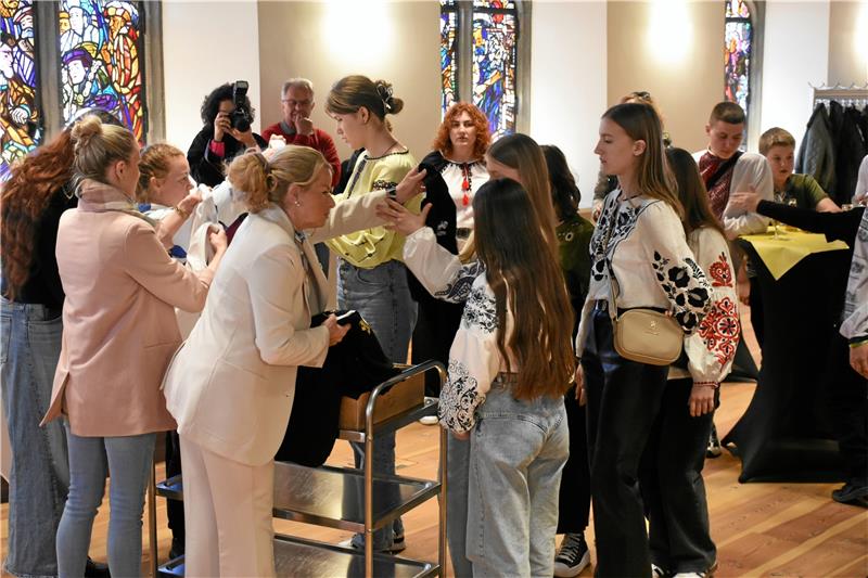 Ukrainische Kinder im Harz: „Etwas Normalität“ für junge Kriegsopfer Oberbürgermeisterin Urte Schwerdtner packt mit an und verteilt schwarze und weiße Goslar-T-Shirts in allen Größen. Foto: Kempfer