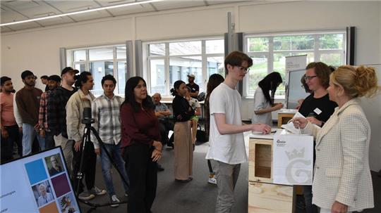 Oberbürgermeisterin Urte Schwerdtner (r.) verteilt zusammen mit den Digit-Verantwortlichen Goslarer WIllkommenstütchen an die neuen Studenten.