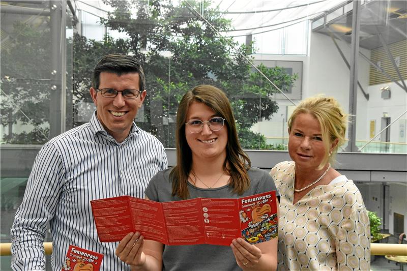 Oberbürgermeisterin Urte Schwerdtner (rechts), Stadtjugendpflegerin Franziska Fuchs (Mitte) und Jens Müller, Regionaldirektor Region Goslar der Sparkasse, präsentieren den Ferienpass 2023.  Foto: Böhnisch