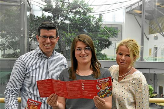 Oberbürgermeisterin Urte Schwerdtner (rechts), Stadtjugendpflegerin Franziska Fuchs (Mitte) und Jens Müller, Regionaldirektor Region Goslar der Sparkasse, präsentieren den Ferienpass 2023.  Foto: Böhnisch
