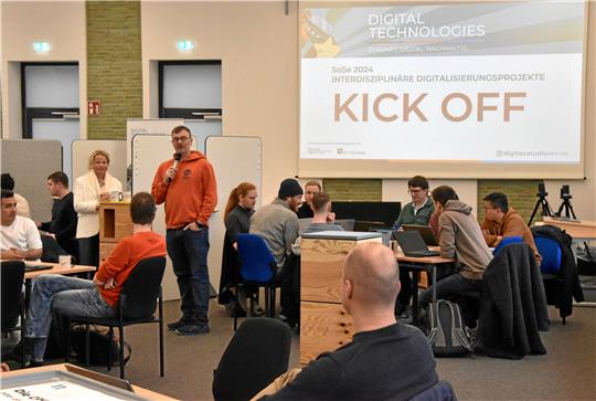 Oberbürgermeisterin Urte Schwerdtner und „Digit“-Chef Professor Andreas Rausch (beide stehend) begrüßen die Studierenden zum Start des Sommersemesters. Foto: Roß
