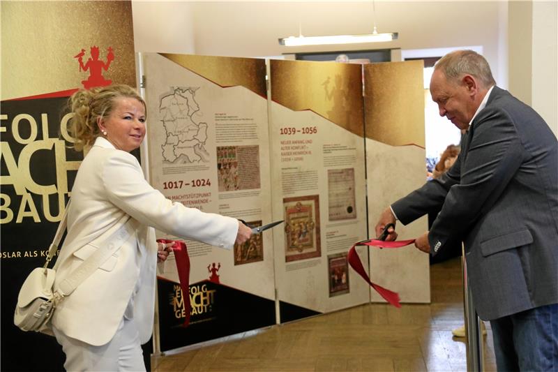 Oberbürgermeisterin Urte Schwerdtner und Rammelsberg-Direktor Gerhard Lenz eröffnen die Ausstellung „Mit Erfolg gebaut“, die an drei Standorten zu sehen war. Archivfoto: Hartmann