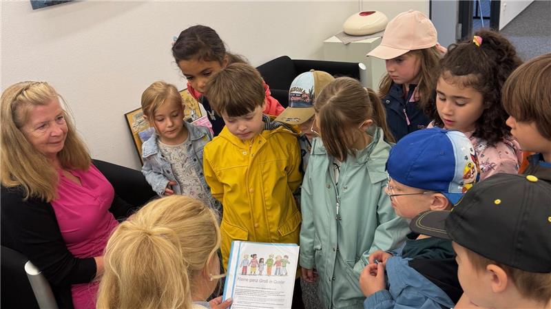 Goslarer Kita-Kinder kämpfen gegen Kippenmüll auf den Straßen Oberbürgermeisterin Urte Schwerdtner (vorn) verspricht den Kindern der Kita Kunterbunt und Leiterin Birgit Kubitza sich um die Beschaffung der Aschenbecher zu kümmern