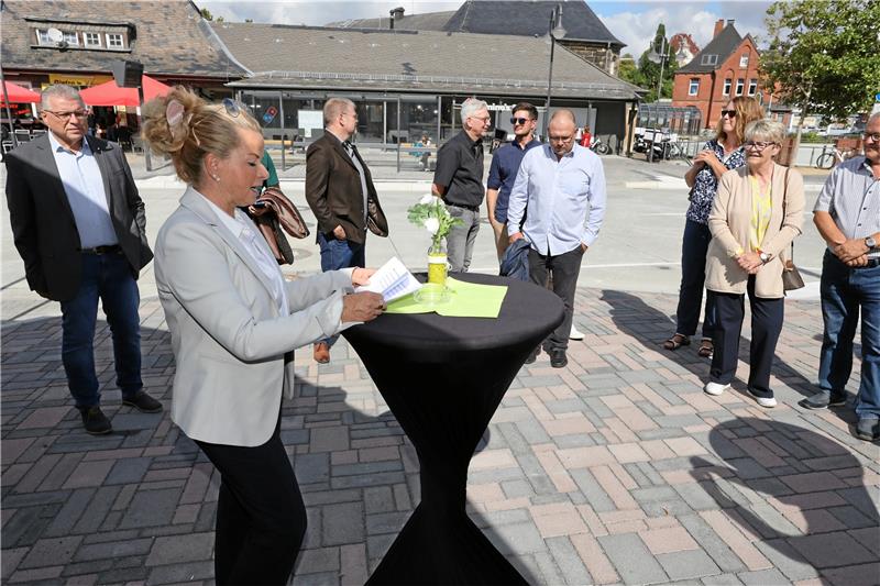 Der neue Bahnhofsplatz in Goslar ist eingeweiht Oberbürgermeisterin Urte Schwerdtner weiht den neuen Bahnhofsplatz ein.