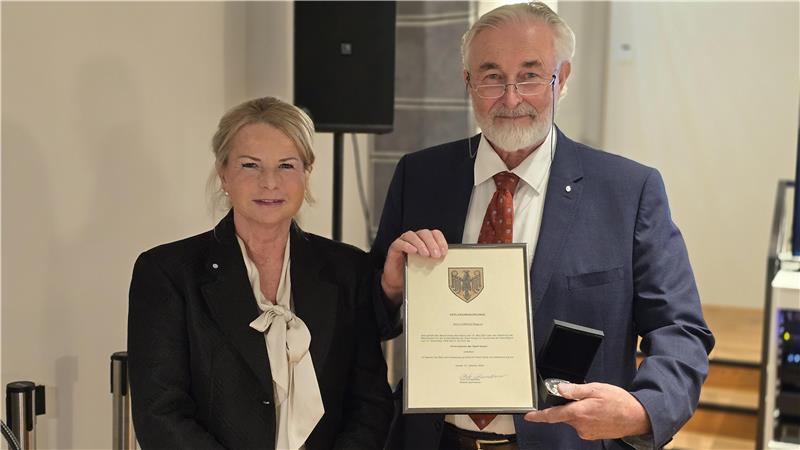 Oberbürgermeisterin Urte Schwerdtner zeichnet den scheidenden Ratsvorsitzenden Eckhard Wagner (SPD) mit der Ehrenplakette der Stadt Goslar aus.