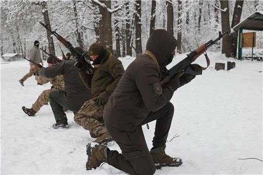 Oberfeldwebel der Einheiten des Operativen und Territorialen Kommandos Ost der ukrainischen Nationalgarde erhalten eine Spezialausbildung unter Feldbedingungen.