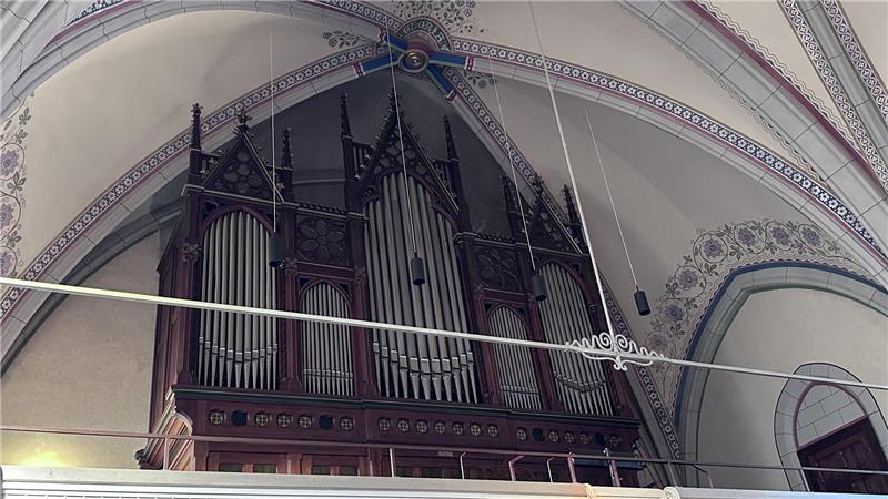 Wann ist die Quensen-Malerei in Bad Harzburgs Lutherkirche fertig? Oberhalb der Orgel fehlt noch ein Stück Decke, es wird Anfang 2026 restauriert.