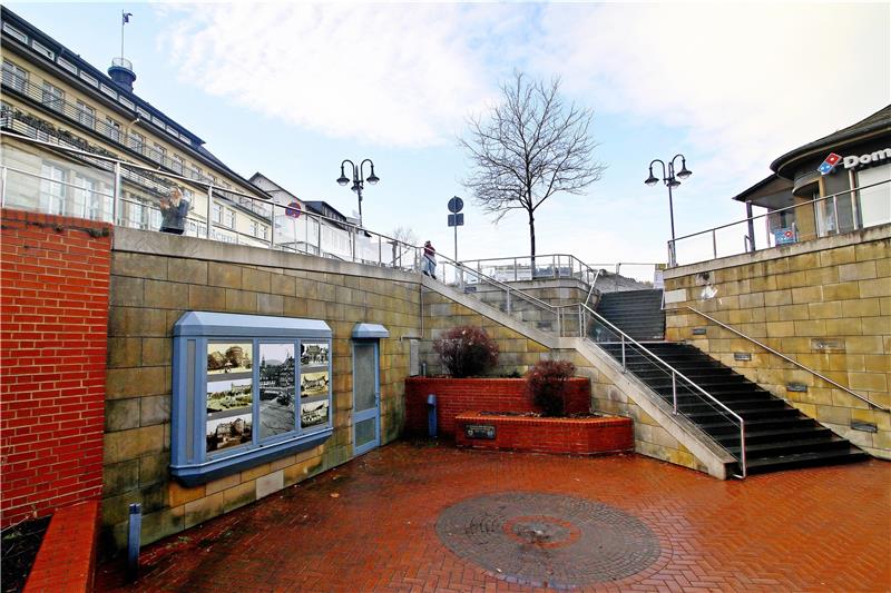 Oberhalb der ehemaligen Taxi-Zentrale in der Bahnhofsunterführung soll eine langfristige Toilettenlösung geschaffen werden: ein Container auf Stelzen, der von der Straße aus begehbar ist. Fotos: Epping