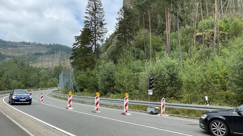 Oberhalb von Romkerhall wartet die nächste halbseitige Sperrung an der B 498. Von der Felsklippe rechts oben droht Steinschlag.