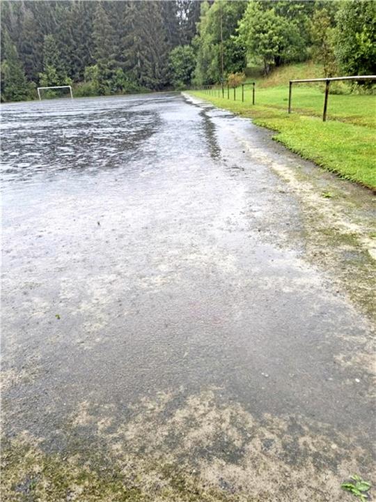 Oberharzer Seenplatte: So präsentiert sich am Sonntagmittag der Hartplatz an der Ringerhalde nach einem heftigen Regenschauer. Foto: Tschenscher