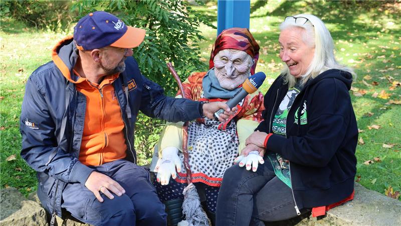 Oberhexe Antje Wedde gibt Schorse auch ihr Hexenlachen zum Besten.