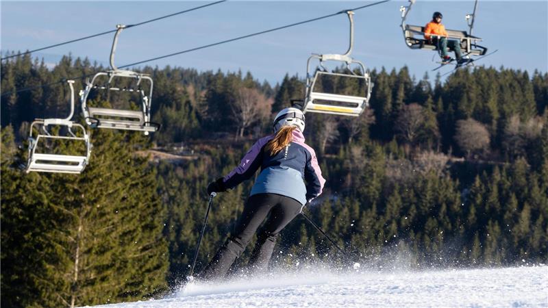 Oberhof startet in die Alpinski-Saison: Eine Skifahrerin ist auf der Piste des Fallbachlifts unterwegs. 