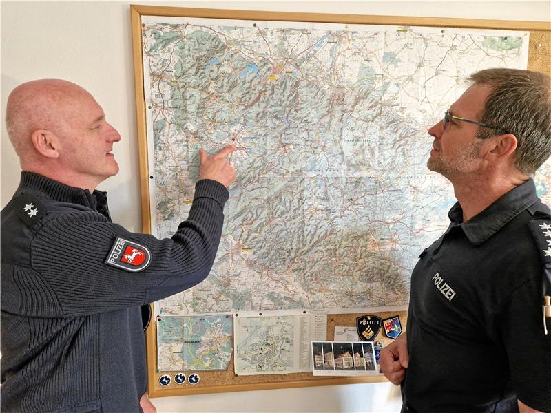 Oberkommissar Heiko Kühn (l.) und Kommissariatsleiter Steffen Jach können für den Oberharz keinen Unfallschwerpunkt auf der Karte identifizieren. Foto: Knoke