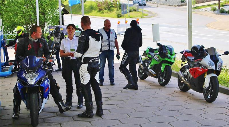 Oberkommissarin Christiane Meier und Michael Krause (2.v.r.) stoßen bei den Bikern in Braunlage auf offene Ohren.