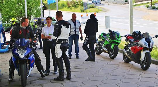 Oberkommissarin Christiane Meier und Michael Krause (2.v.r.) stoßen bei den Bikern in Braunlage auf offene Ohren.