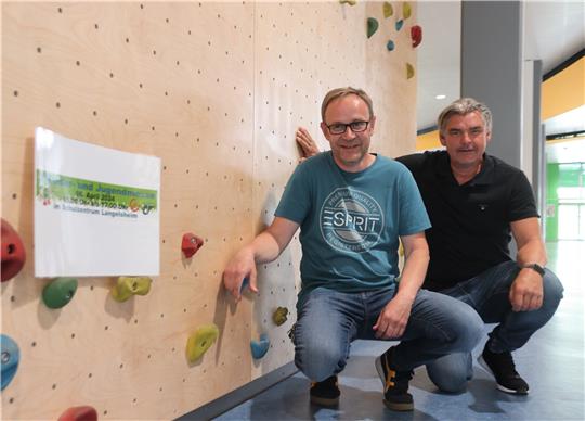 Oberschulen-Hausmeister Jens Krüger und Stadtjugendpfleger Jens Fiebig (hinten) stehen in enger Abstimmung für die Einteilung der Bereiche für die Messe. Foto: Neddermeier
