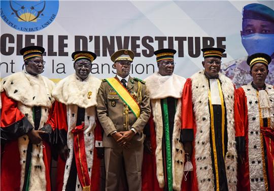 Oberst Assimi Goita (M) bei seiner Vereidigung als neuer Übergangspräsident von Mali am 07.06.2021.