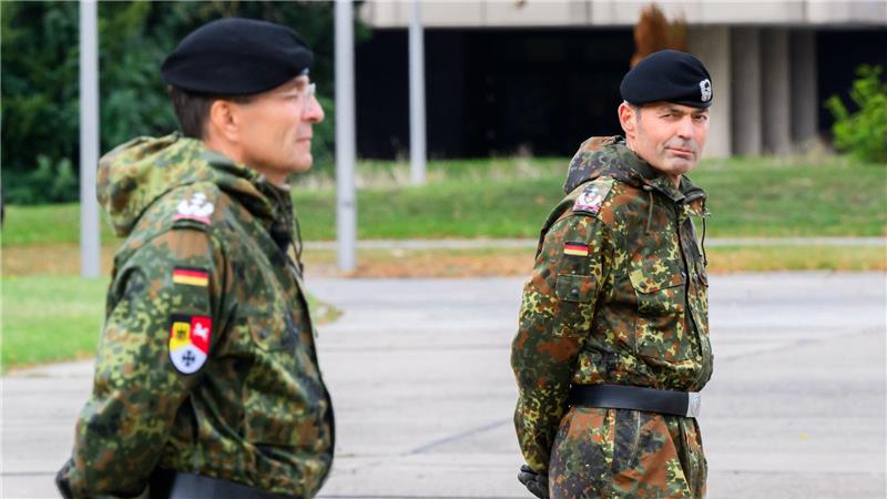 Neuer Chef für Landeskommando der Bundeswehr Oberst Frank Wachter (r) ist neuer Kommandeur des Landeskommandos der Bundeswehr in Niedersachsen.