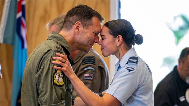 Oberst Knoll wird mit dem Hongi-Gruß der Maori in Empfang genommen. (Handout)