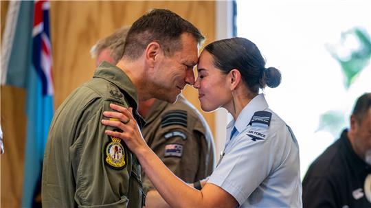 Oberst Knoll wird mit dem Hongi-Gruß der Maori in Empfang genommen. (Handout)