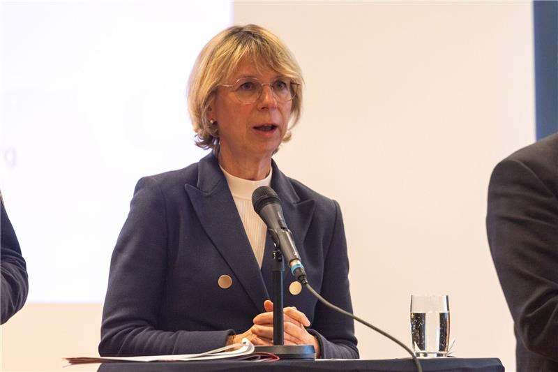 Verdächtiger wollte Klasse mit Molotowcocktail angreifen Oberstaatsanwältin Iris Janke informierte über Einzelheiten nach den tödlichen Schüssen auf einen Schüler in Offenburg.